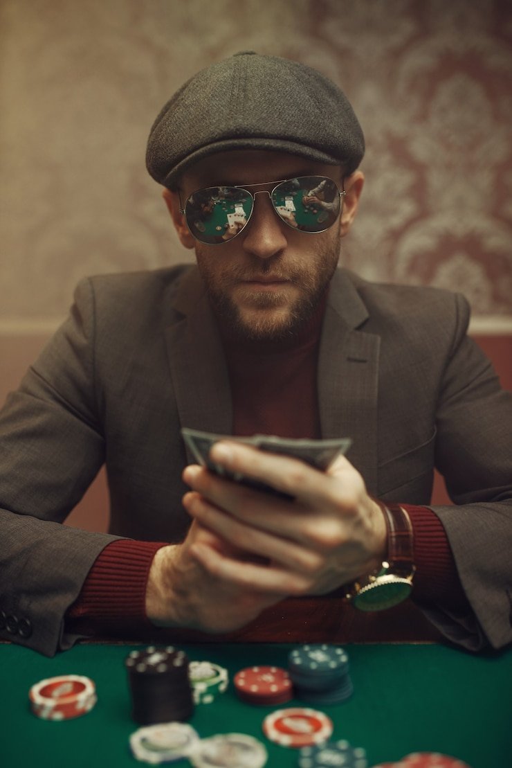 Pengguna memasang taruhan olahraga di smartphone menggunakan platform 24av